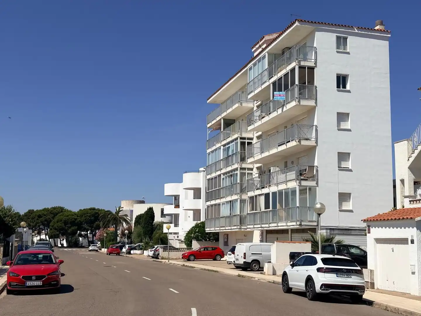 Vista exterior de Estudi en venda en Roses amb Calefacció, Terrassa i Moblat