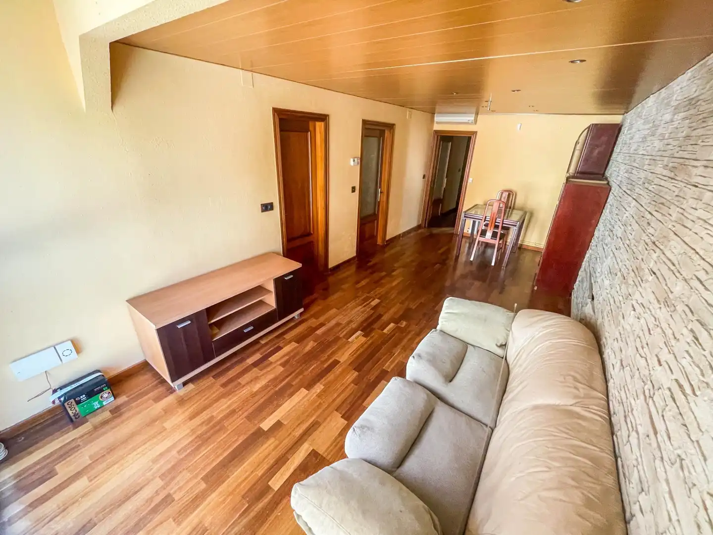 Sala de estar de Piso en venta en Olesa de Montserrat con Aire acondicionado, Calefacción y Parquet