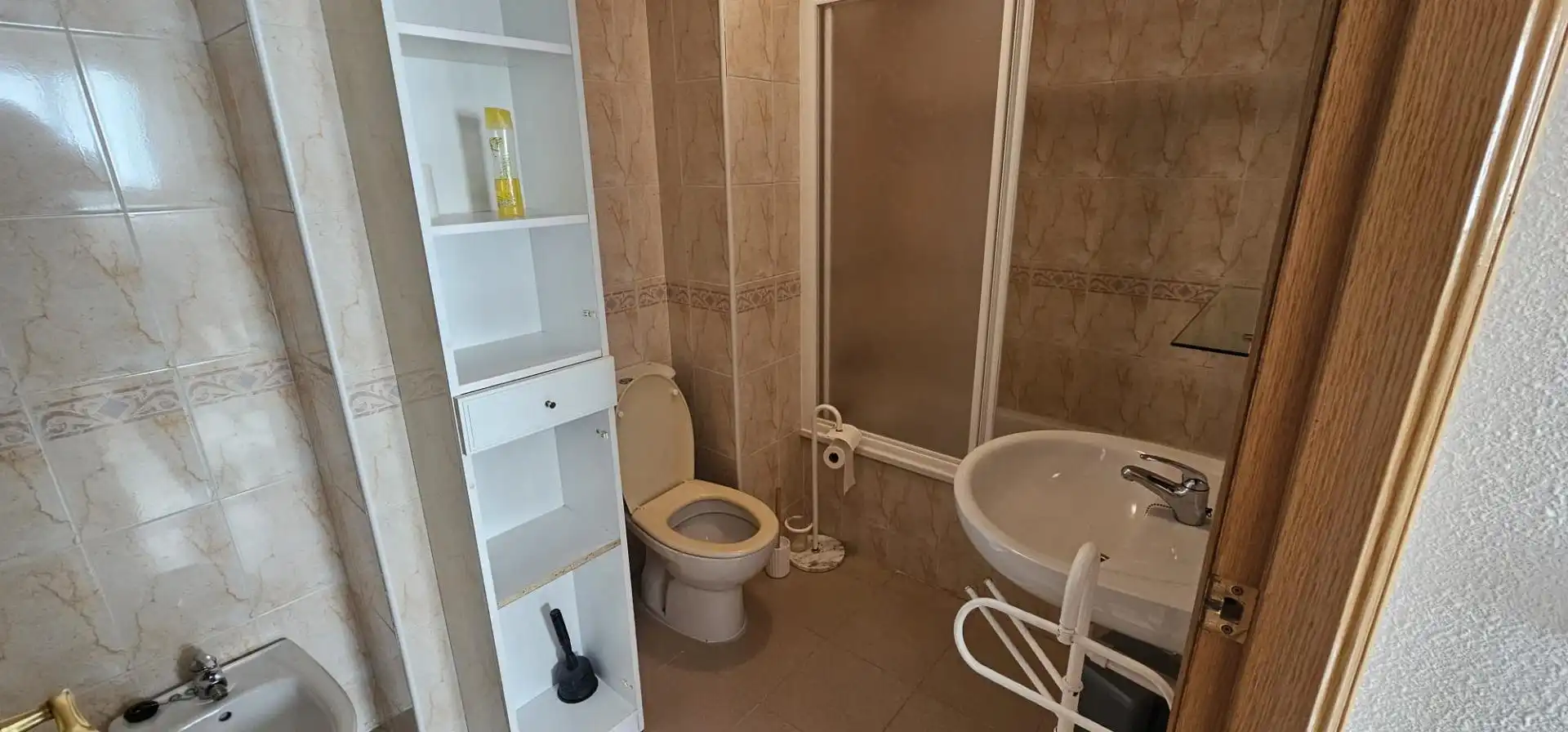 Badezimmer von Wohnung zur Miete in Badajoz mit Klimaanlage und Heizung