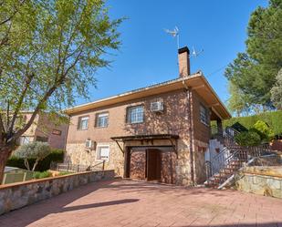 Vista exterior de Casa o xalet en venda en Móstoles amb Aire condicionat, Calefacció i Jardí privat