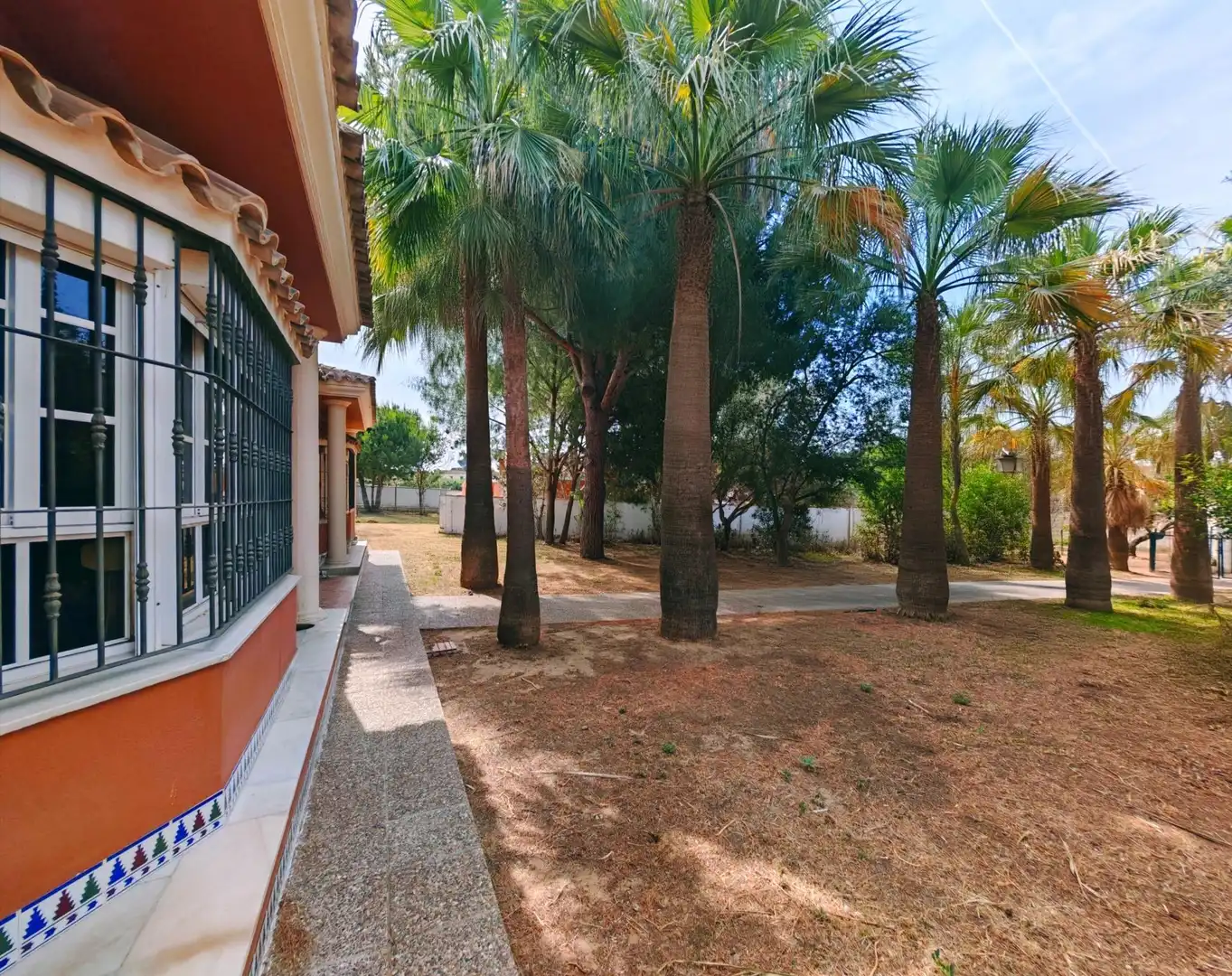 Vista exterior de Casa o xalet en venda en Chiclana de la Frontera amb Aire condicionat, Traster i Piscina