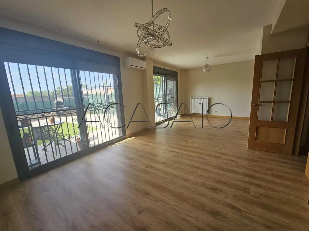 Sala d'estar de Casa adosada en venda en El Viso de San Juan amb Aire condicionat, Calefacció i Traster