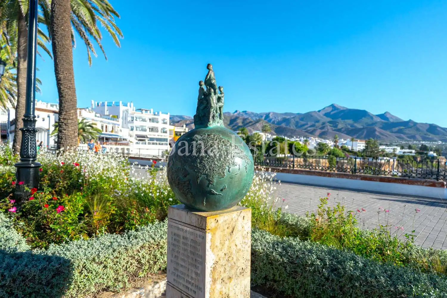 Vista exterior de Casa adosada en venta en Nerja con Aire acondicionado, Calefacción y Terraza