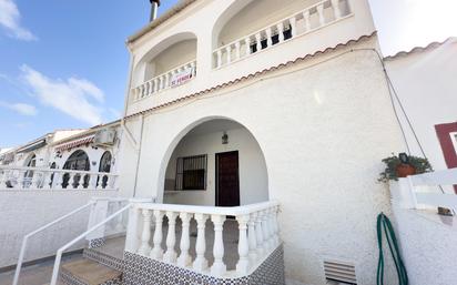 Vista exterior de Casa adosada en venda en Torrevieja amb Terrassa i Balcó