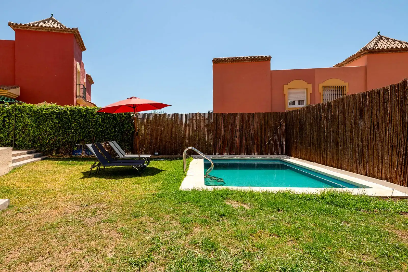 Piscina de Casa adosada en venta en Marbella con Aire acondicionado, Calefacción y Jardín privado