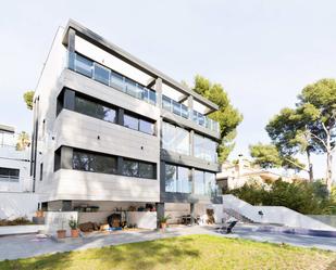 Vista exterior de Casa o xalet en venda en Castelldefels amb Aire condicionat, Calefacció i Jardí privat