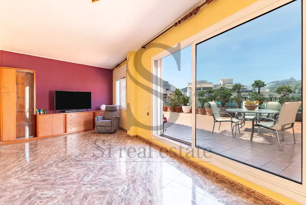 Vista exterior de Ático en venta en Barcelona con Terraza y Horno
