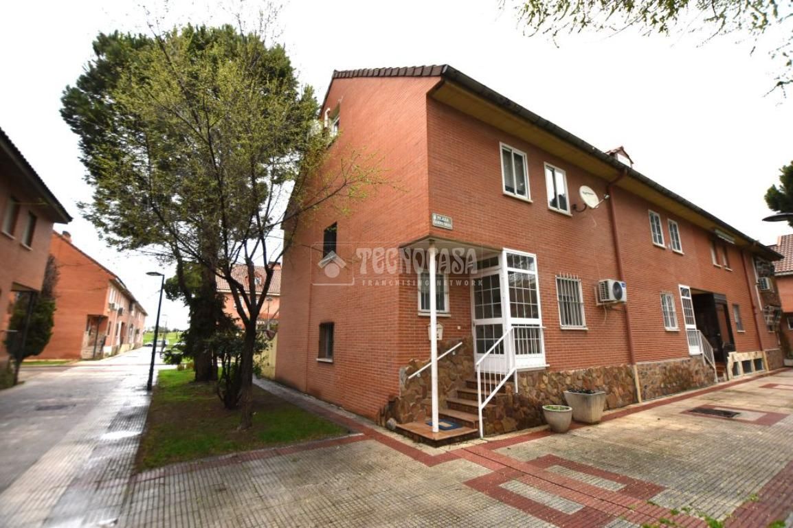 Exterior view of Single-family semi-detached for sale in Getafe  with Air Conditioner, Heating and Parquet flooring