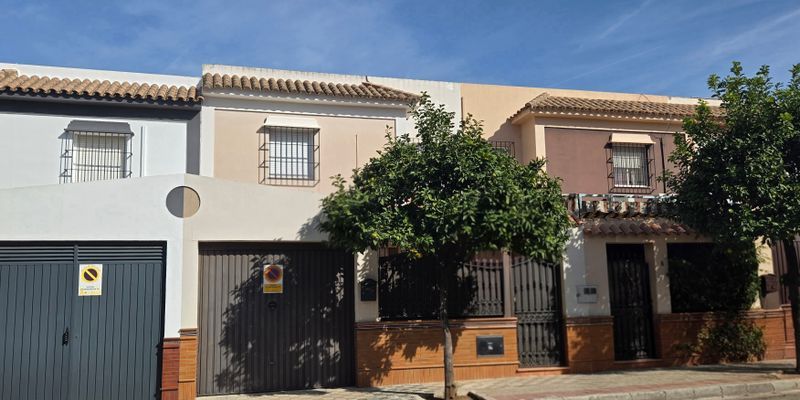 Exterior view of Single-family semi-detached for sale in Dos Hermanas  with Terrace and Furnished