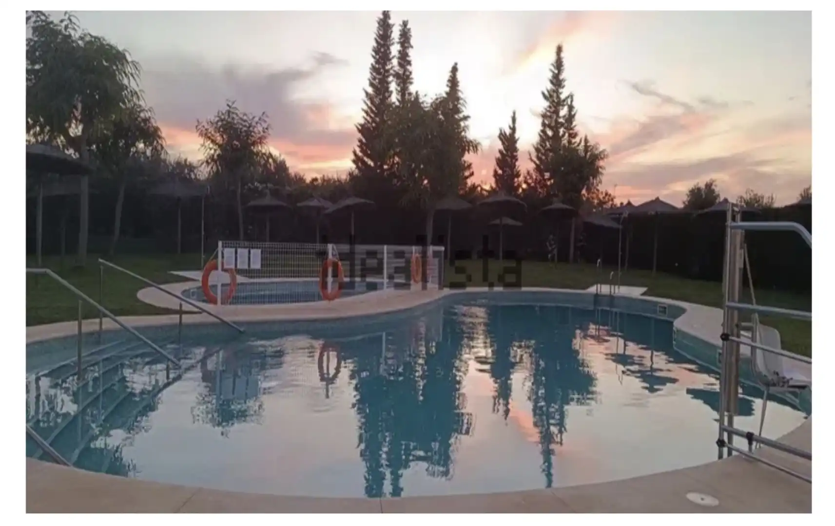 Piscina de Casa adosada en venda en Benacazón amb Aire condicionat