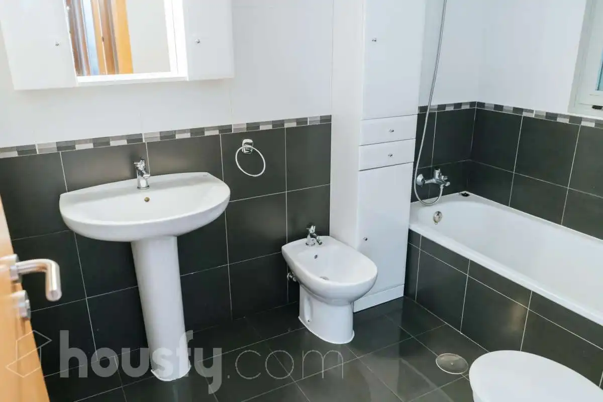 Baño de Piso de alquiler en Valdemoro con Parquet y Amueblado
