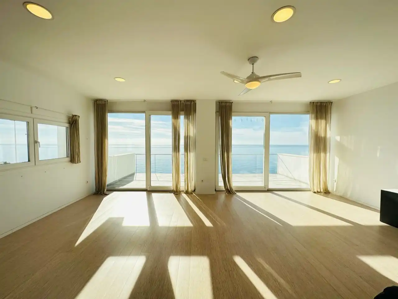 Sala d'estar de Casa o xalet en venda en Nerja amb Aire condicionat, Jardí privat i Traster