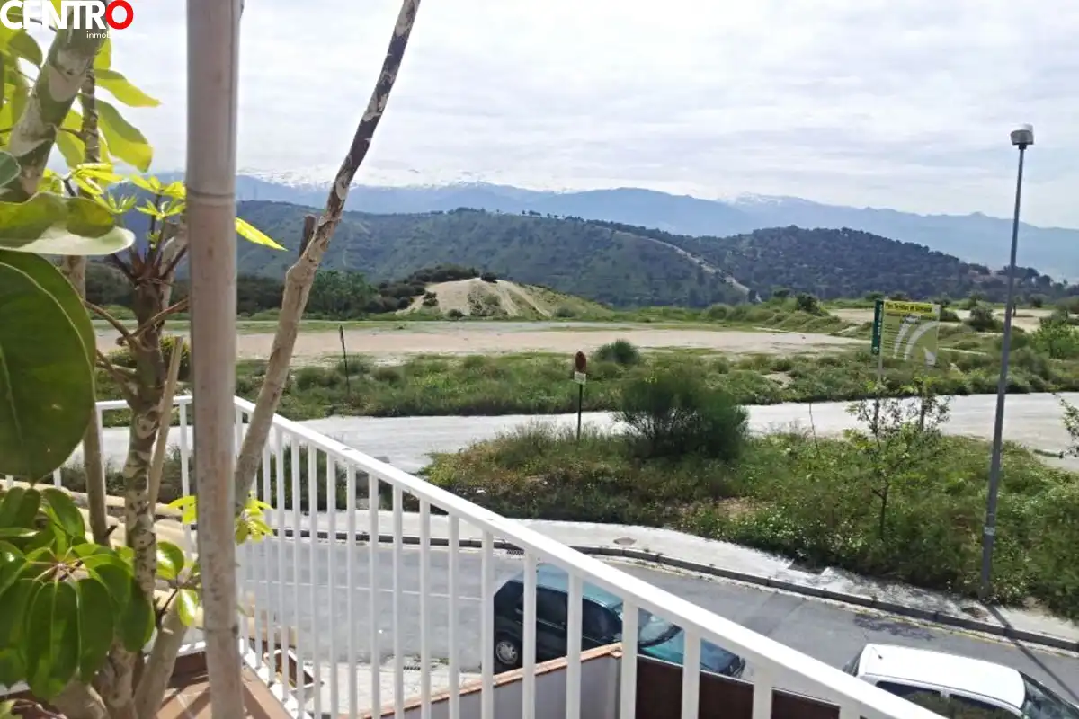 Vista exterior de Casa o xalet en venda en Granada amb Aire condicionat, Calefacció i Jardí privat