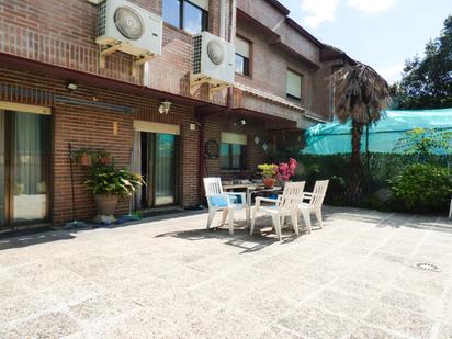 Terrassa de Casa adosada en venda en Móstoles amb Calefacció, Jardí privat i Terrassa