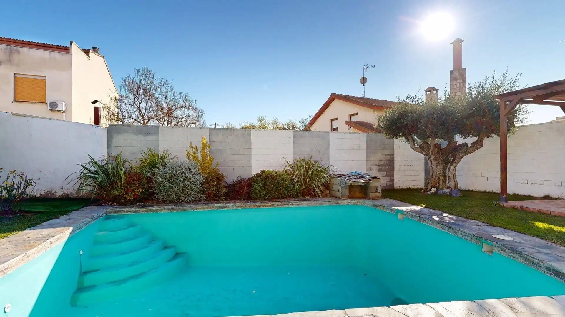 Schwimmbecken von Haus oder Chalet zum Verkauf in Nuez de Ebro mit Klimaanlage, Heizung und Privatgarten