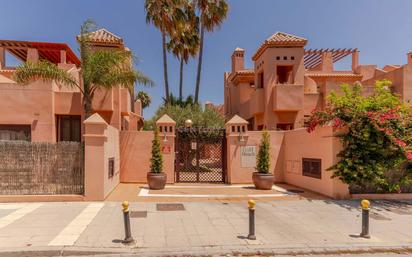 Vista exterior de Casa o xalet en venda en Motril amb Aire condicionat, Terrassa i Piscina