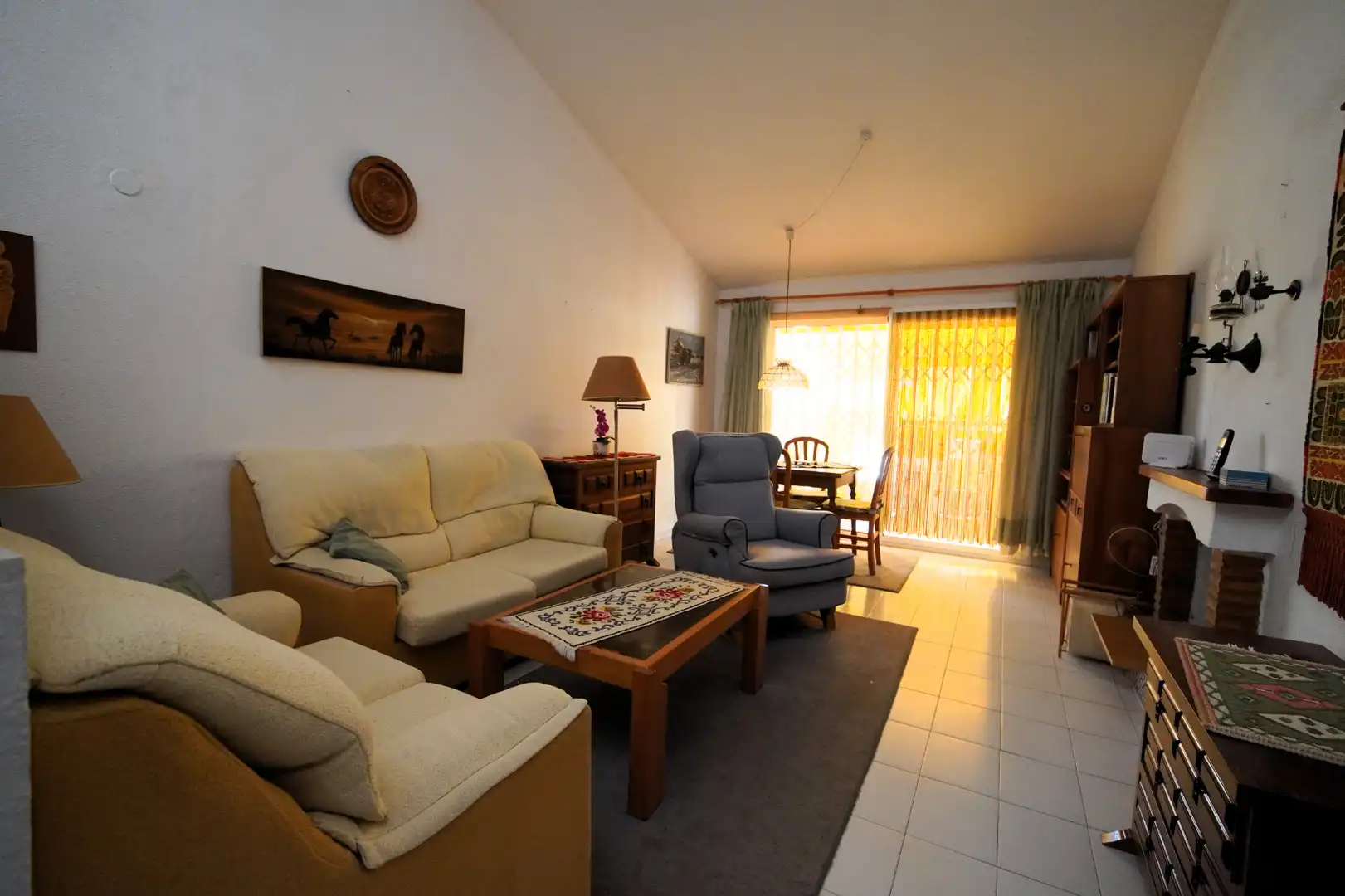 Sala d'estar de Casa adosada en venda en Roquetas de Mar amb Jardí privat, Terrassa i Traster
