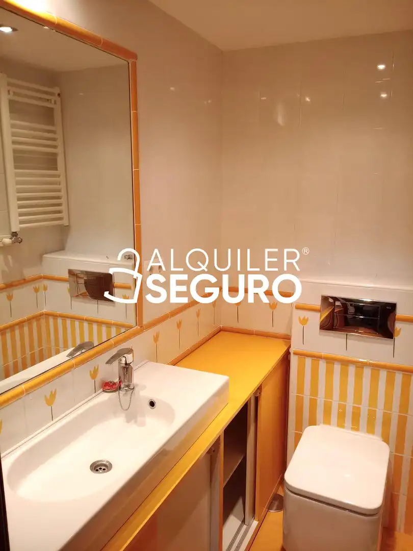 Baño de Piso de alquiler en Valladolid con Calefacción, Trastero y Piscina
