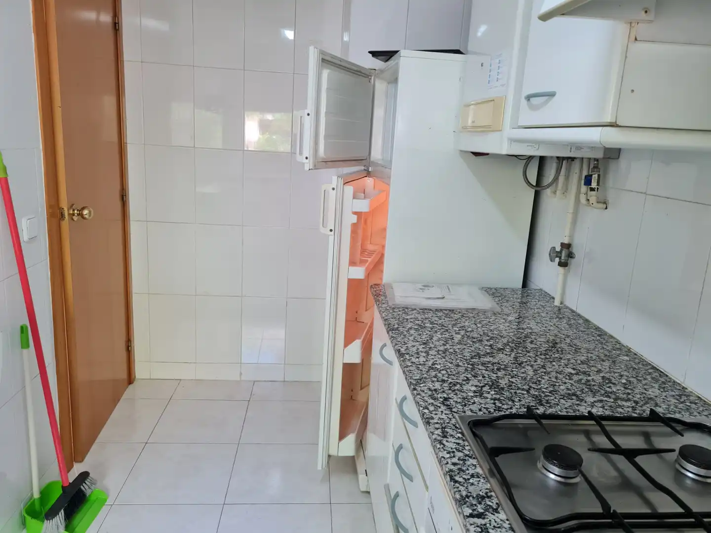 Cuina de Pis de lloguer en Girona amb Calefacció, Terrassa i Moblat