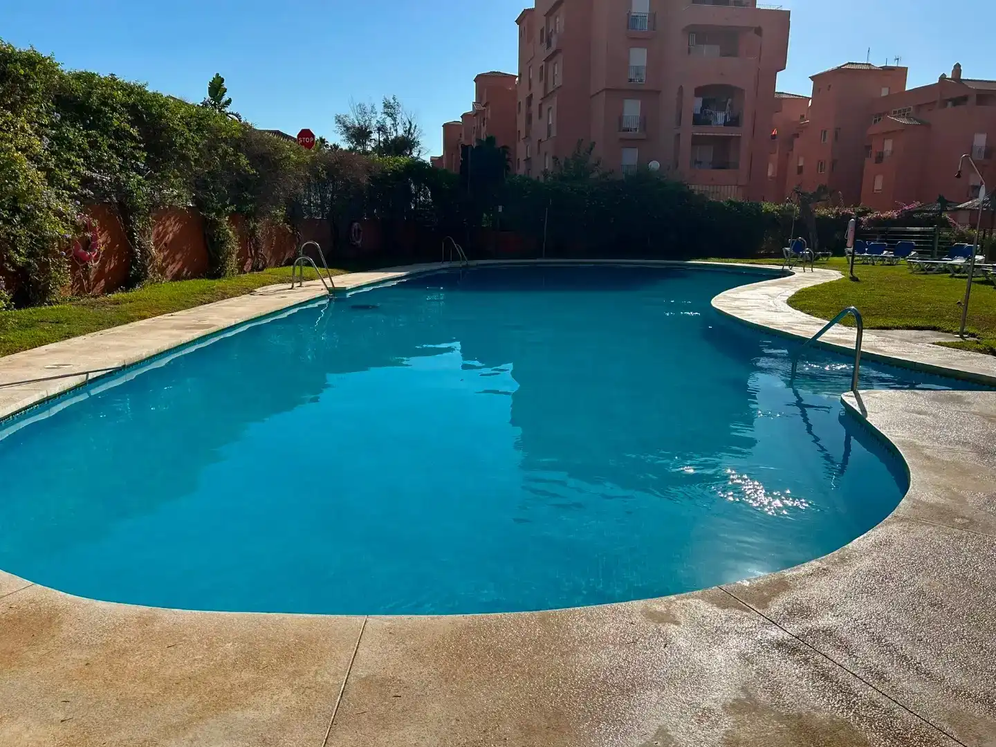 Piscina de Pis de lloguer en Manilva amb Aire condicionat, Jardí privat i Traster