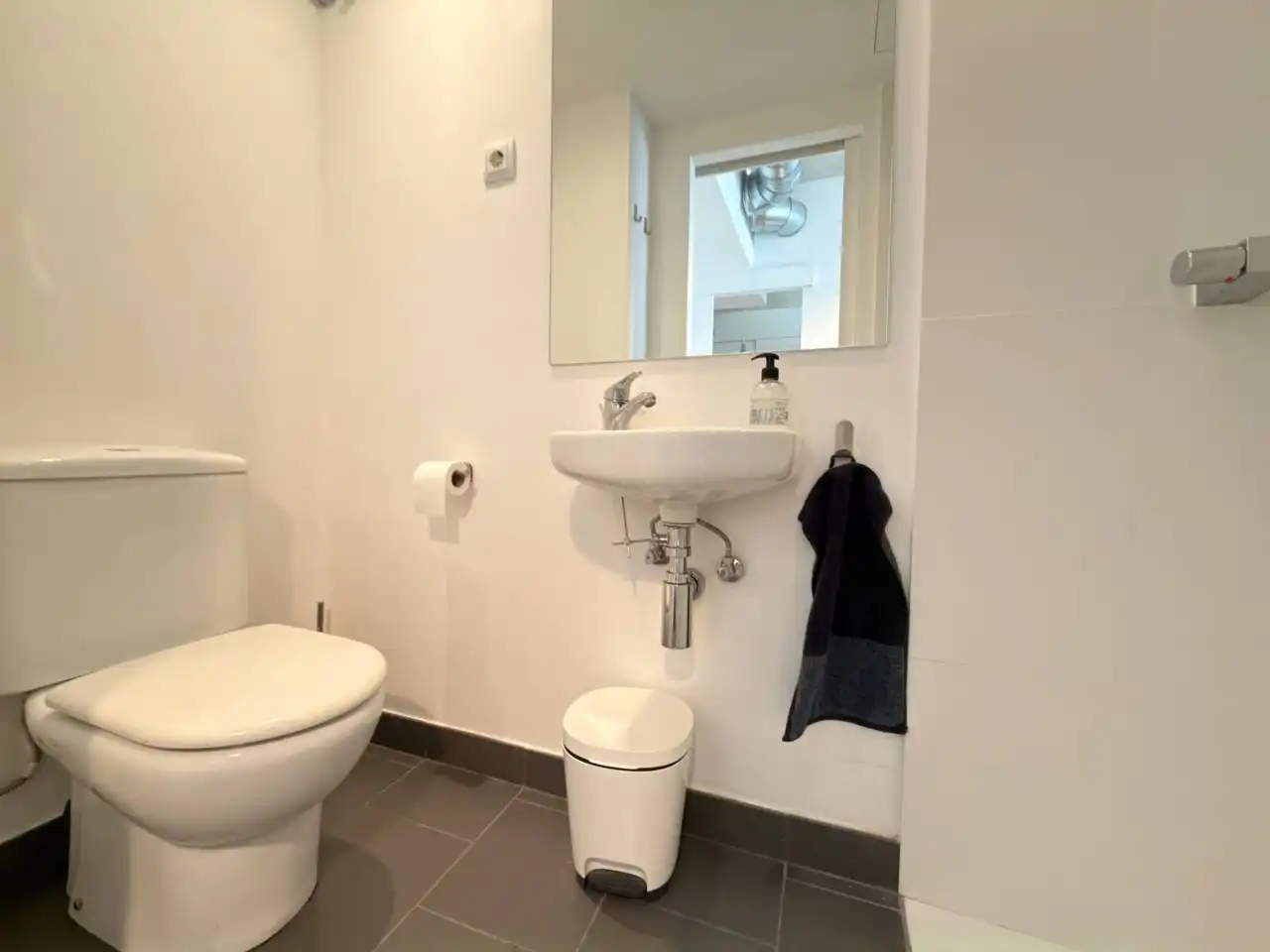 Baño de Oficina de alquiler en Barcelona con Aire acondicionado, Calefacción y Alarma