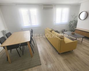 Sala d'estar de Apartament de lloguer en  Madrid Capital amb Aire condicionat, Calefacció i Moblat