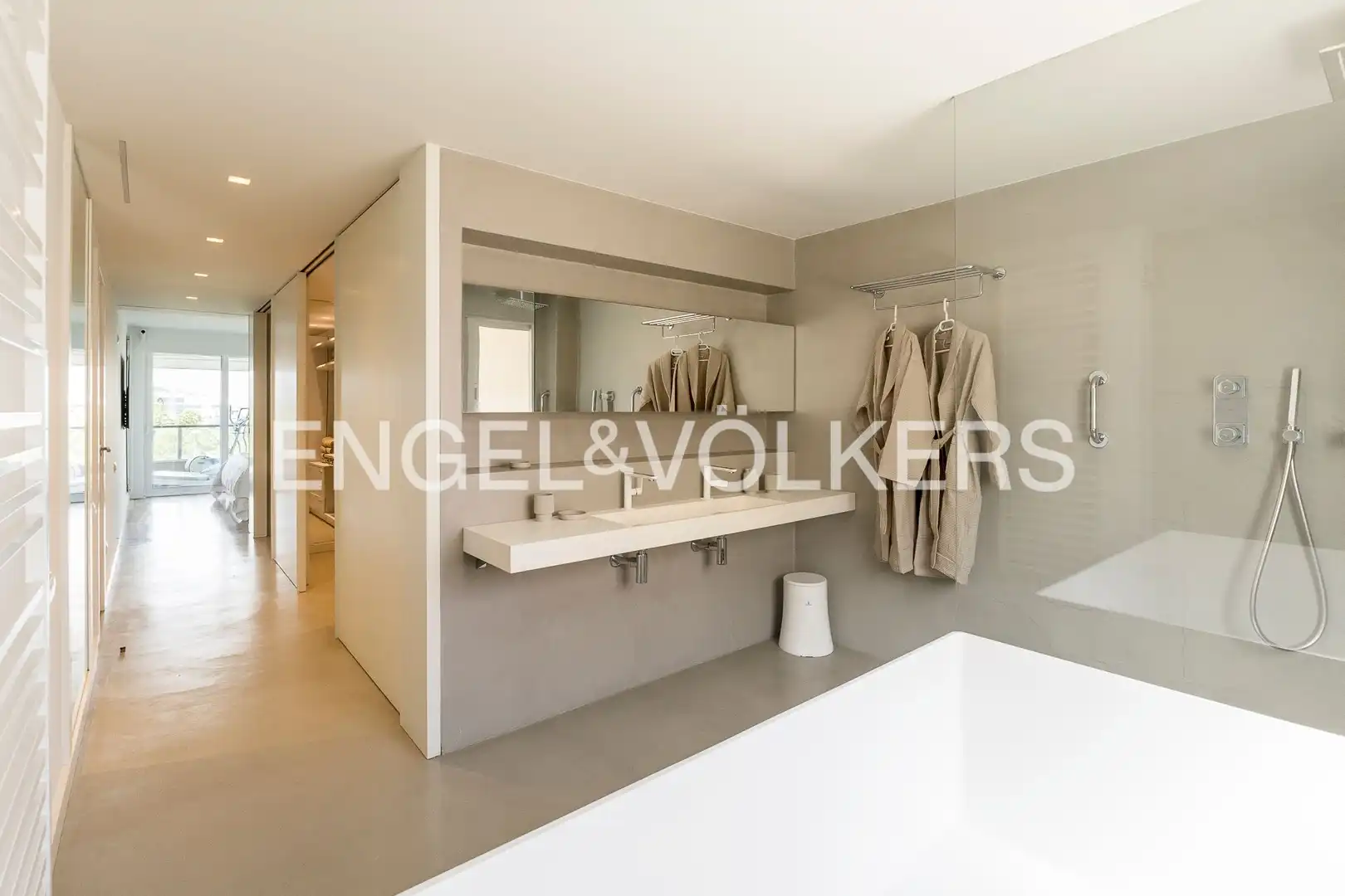 Badezimmer von Wohnung zur Miete in Barcelona mit Klimaanlage, Heizung und Parkett