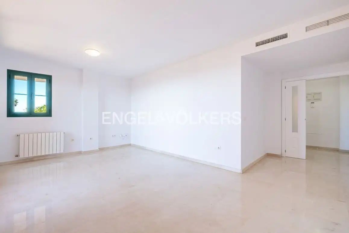 Apartment with pool for sale in Golf Bahía, imagen 5