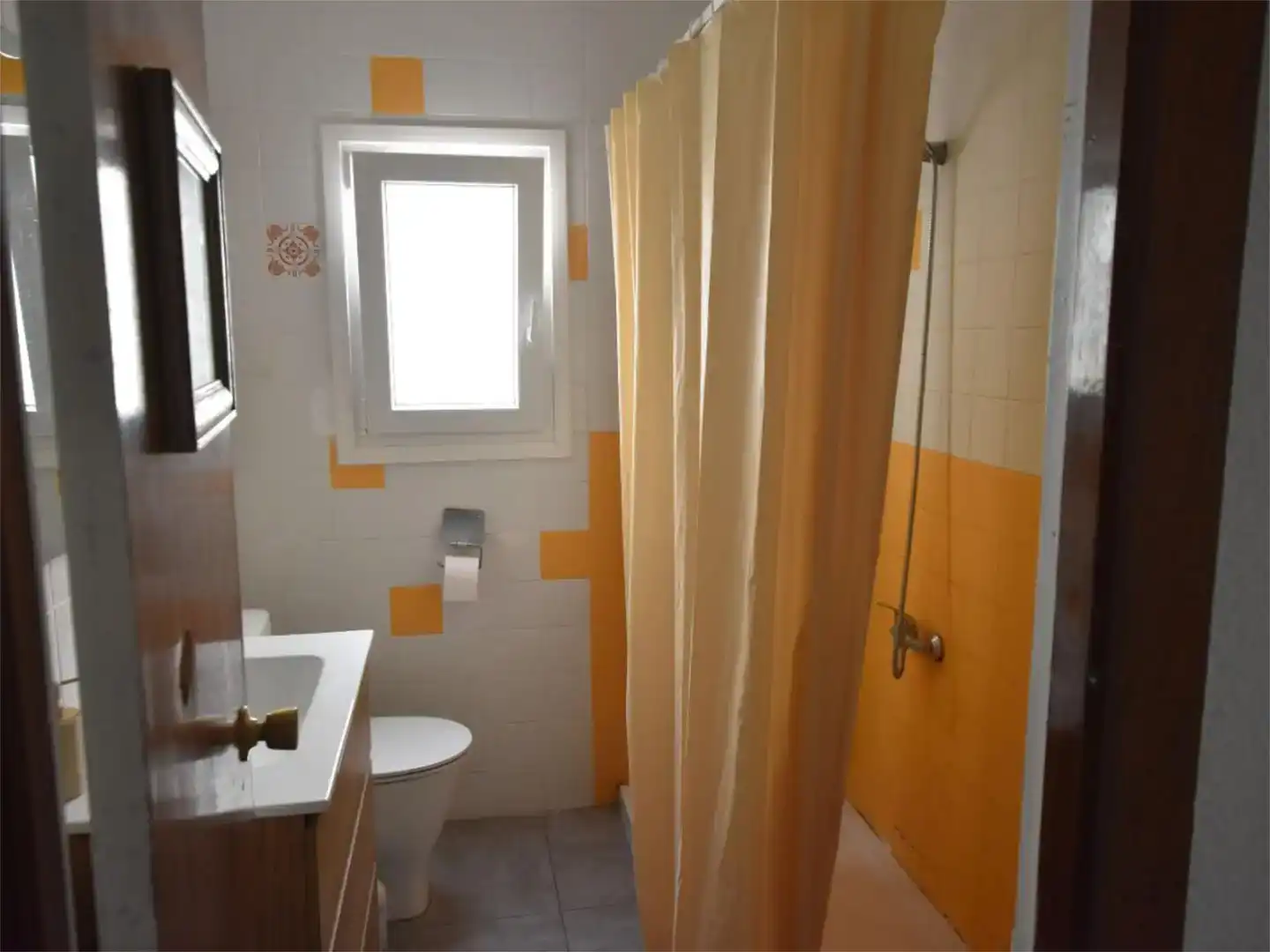 Bathroom of Flat for rent in Mislata  with Air Conditioner and Furnished