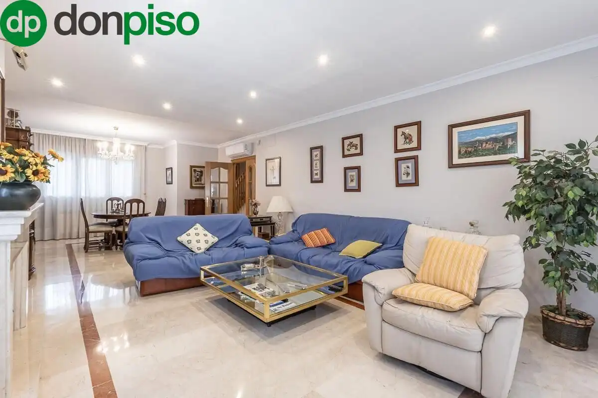 Sala de estar de Casa adosada en venta en Granada con Calefacción, Jardín privado y Terraza
