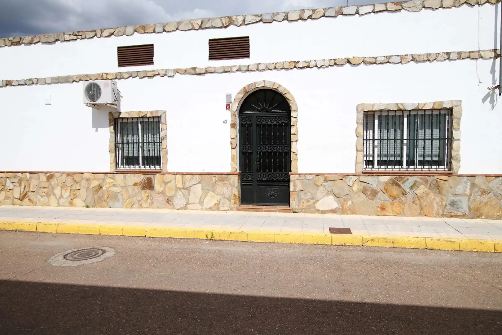 Vista exterior de Casa o xalet en venda en Puebla de la Calzada amb Aire condicionat, Calefacció i Terrassa