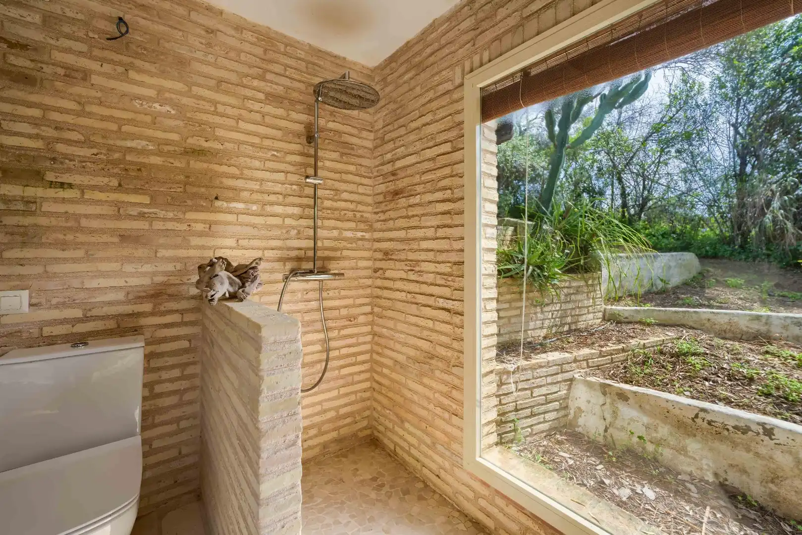 Bany de Casa o xalet en venda en Sanlúcar la Mayor amb Aire condicionat, Jardí privat i Terrassa