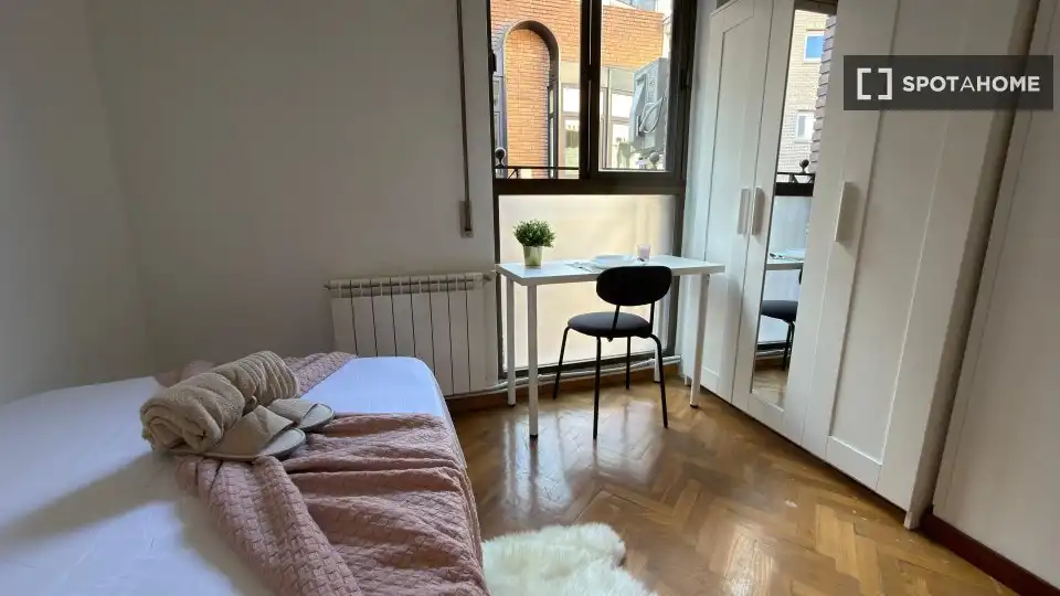 Habitación de Piso de alquiler en Madrid con Aire acondicionado, Calefacción y Amueblado