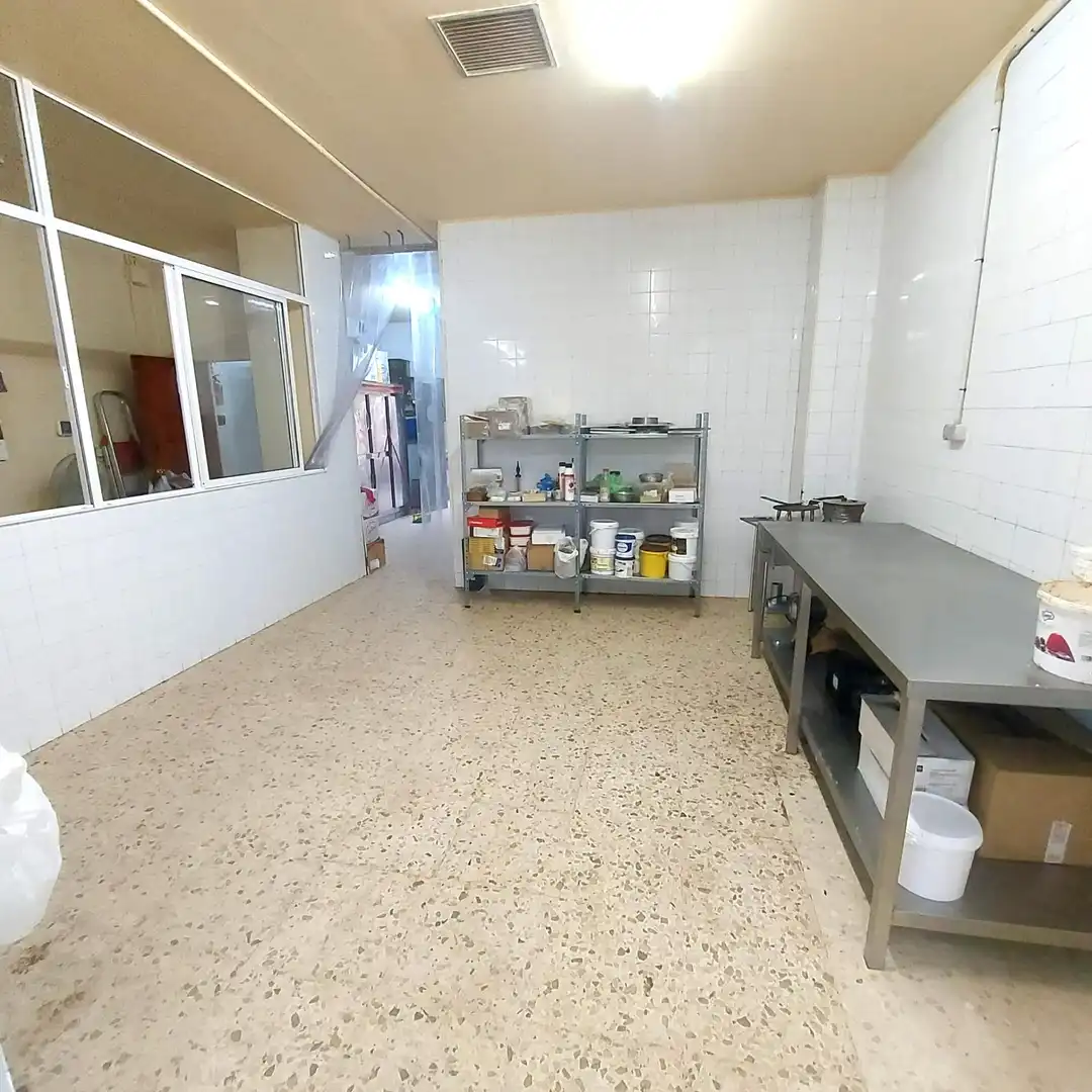 Cocina de Local en venta en Sevilla con Aire acondicionado