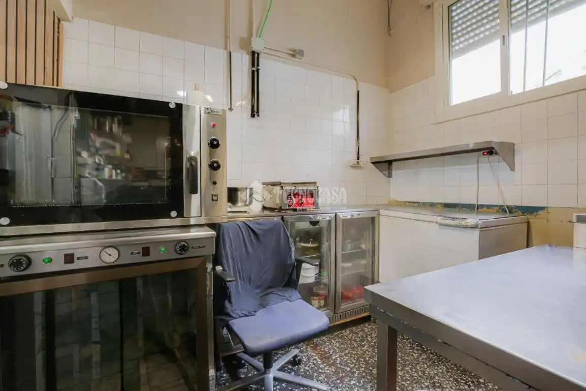 Cuina de Local en venda en L'Hospitalet de Llobregat amb Aire condicionat