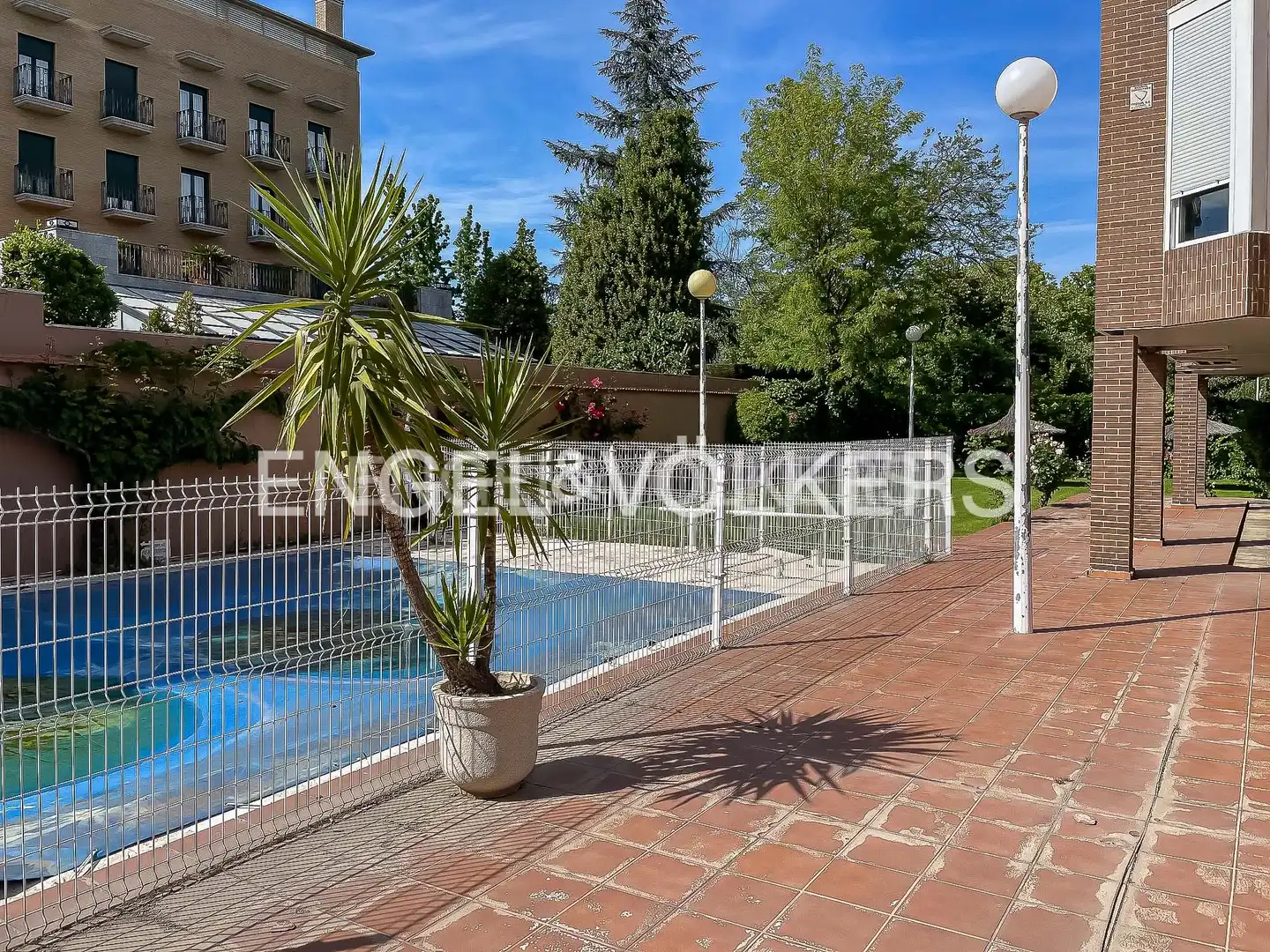 Swimming pool of Flat for rent in Madrid  with Air Conditioner, Heating and Private garden