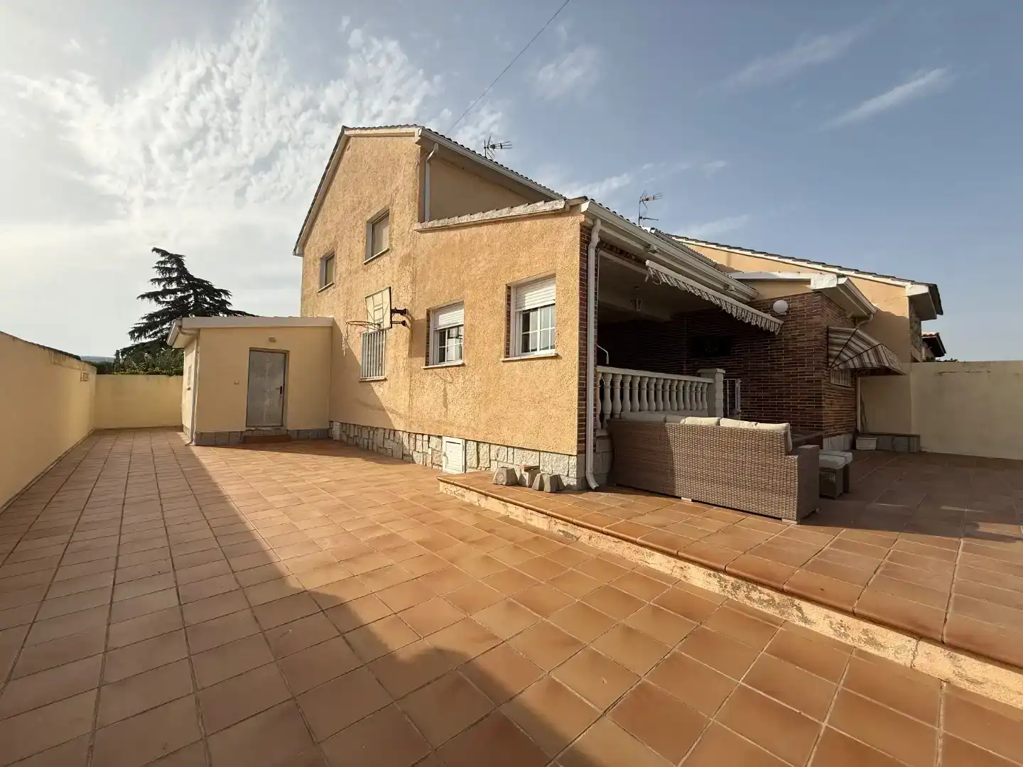 Vista exterior de Casa o xalet en venda en Villa del Prado amb Aire condicionat, Jardí privat i Traster