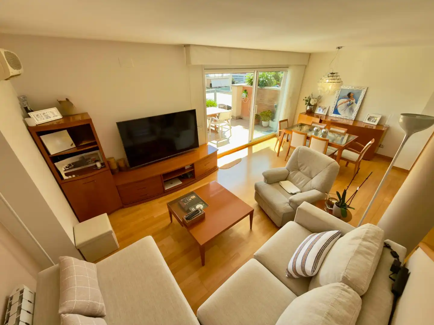 Sala de estar de Ático en venta en Cornellà de Llobregat con Aire acondicionado, Calefacción y Parquet