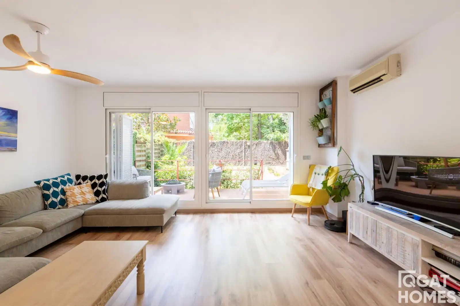 Sala de estar de Casa adosada en venta en Sant Cugat del Vallès con Aire acondicionado, Calefacción y Trastero