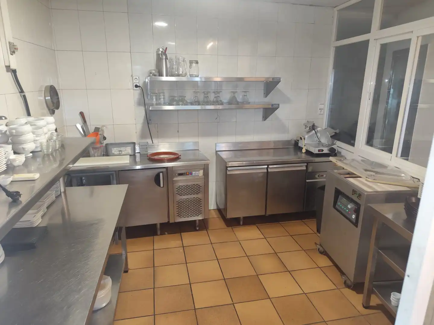 Cuina de Local de lloguer en Torrefarrera amb Aire condicionat, Calefacció i Terrassa