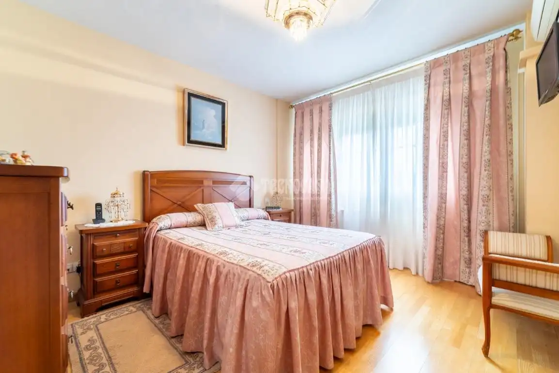 Dormitori de Casa adosada en venda en Paracuellos de Jarama amb Aire condicionat, Calefacció i Terrassa