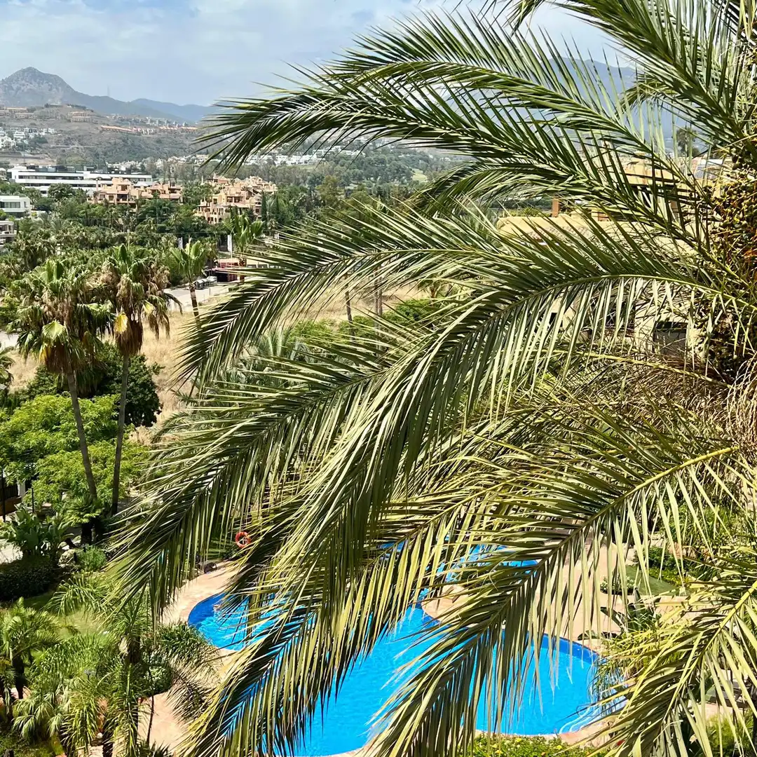 Außenansicht von Dachboden zur Miete in Estepona mit Klimaanlage, Terrasse und Schwimmbad