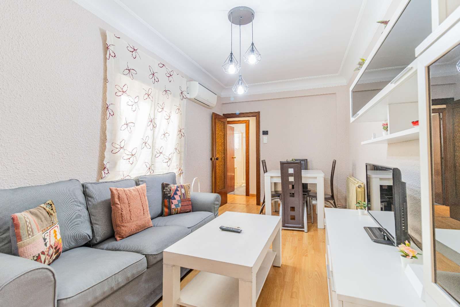 Sala de estar de Apartamento para compartir en  Zaragoza Capital con Aire acondicionado, Terraza y Amueblado