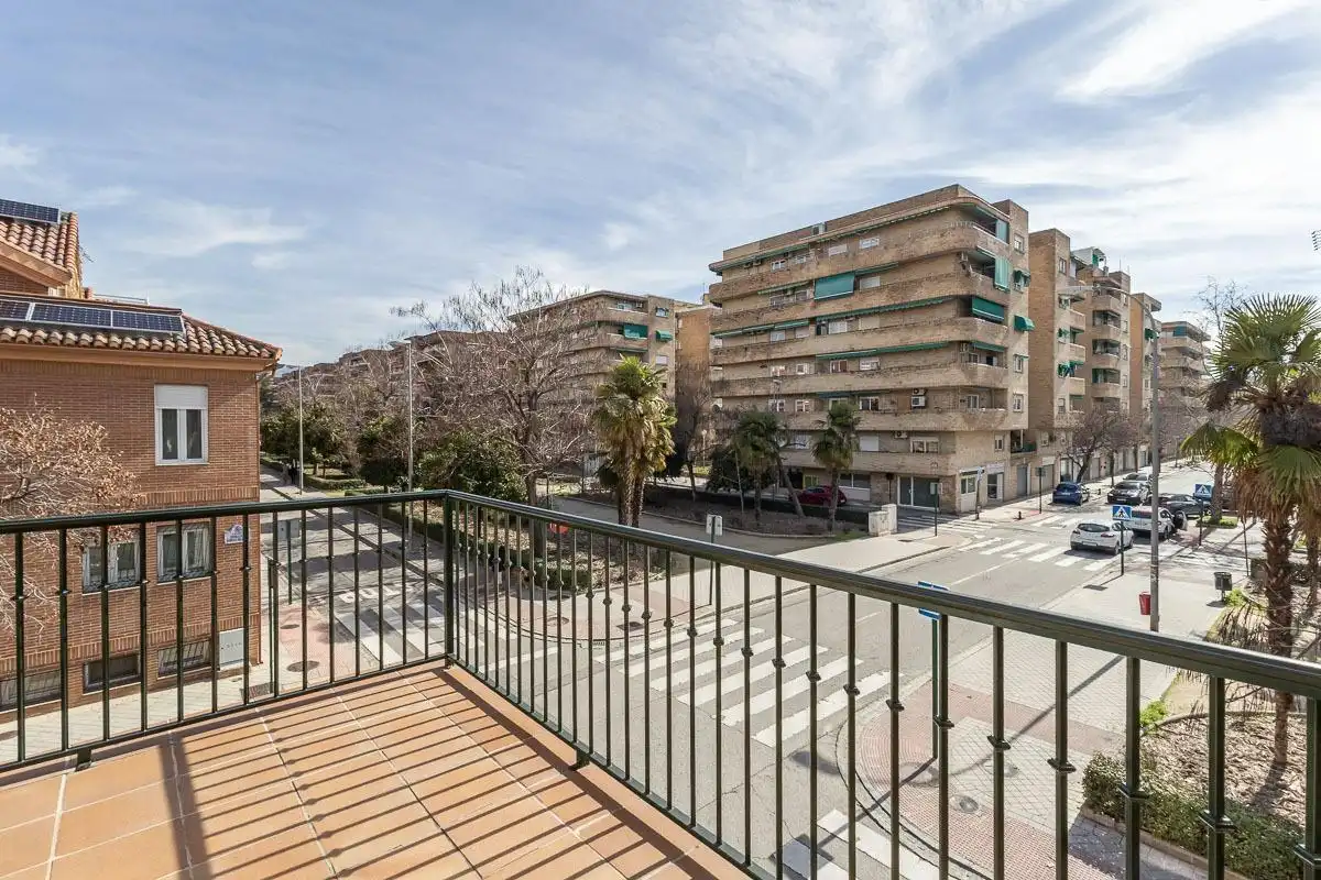 Vista exterior de Casa o xalet en venda en Granada amb Aire condicionat, Terrassa i Piscina