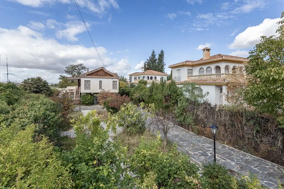 Houses for sale in Avenida HUETOR VEGA, Cájar