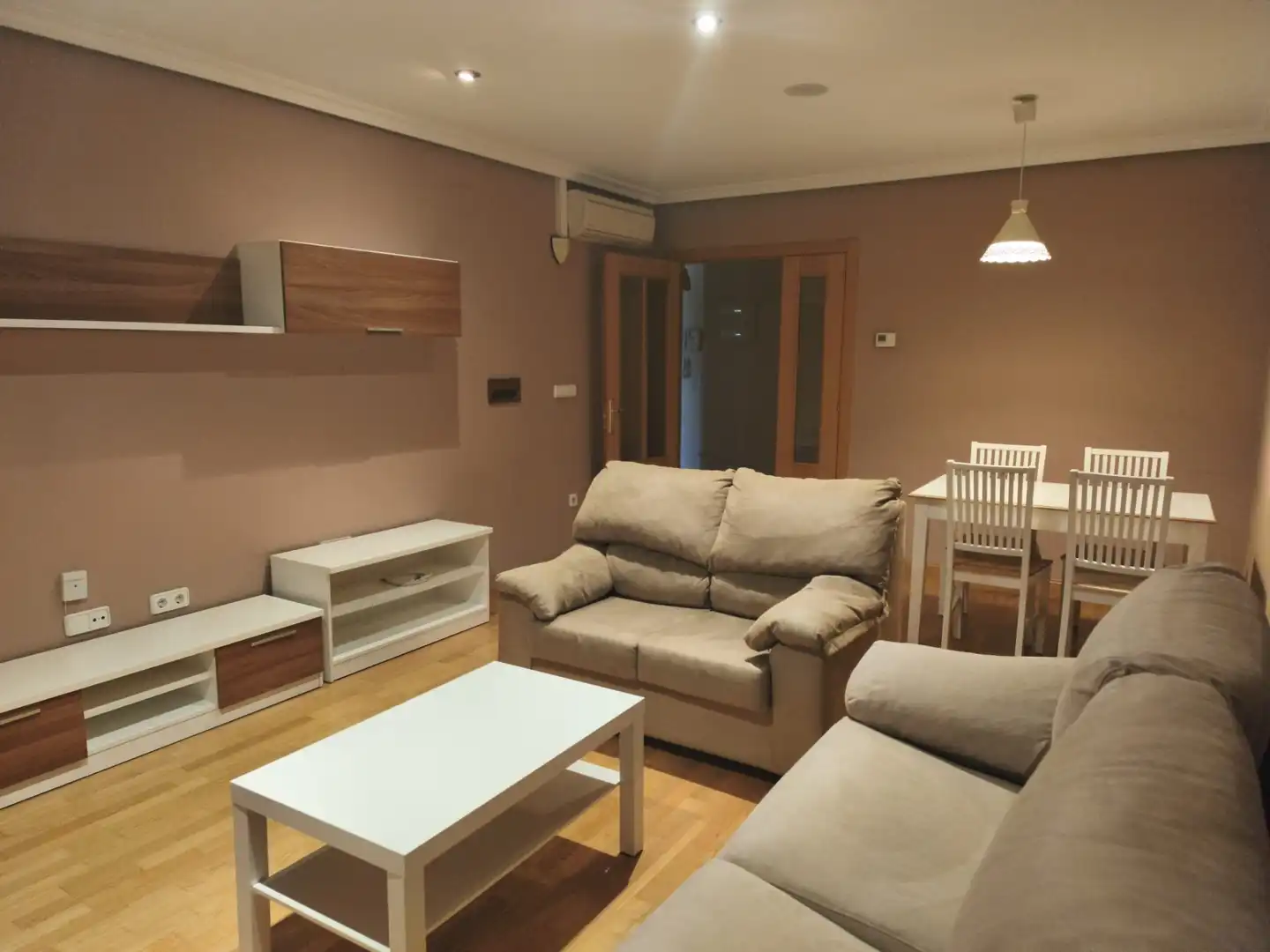Living room of Flat for rent in Cuenca  with Air Conditioner, Heating and Parquet flooring