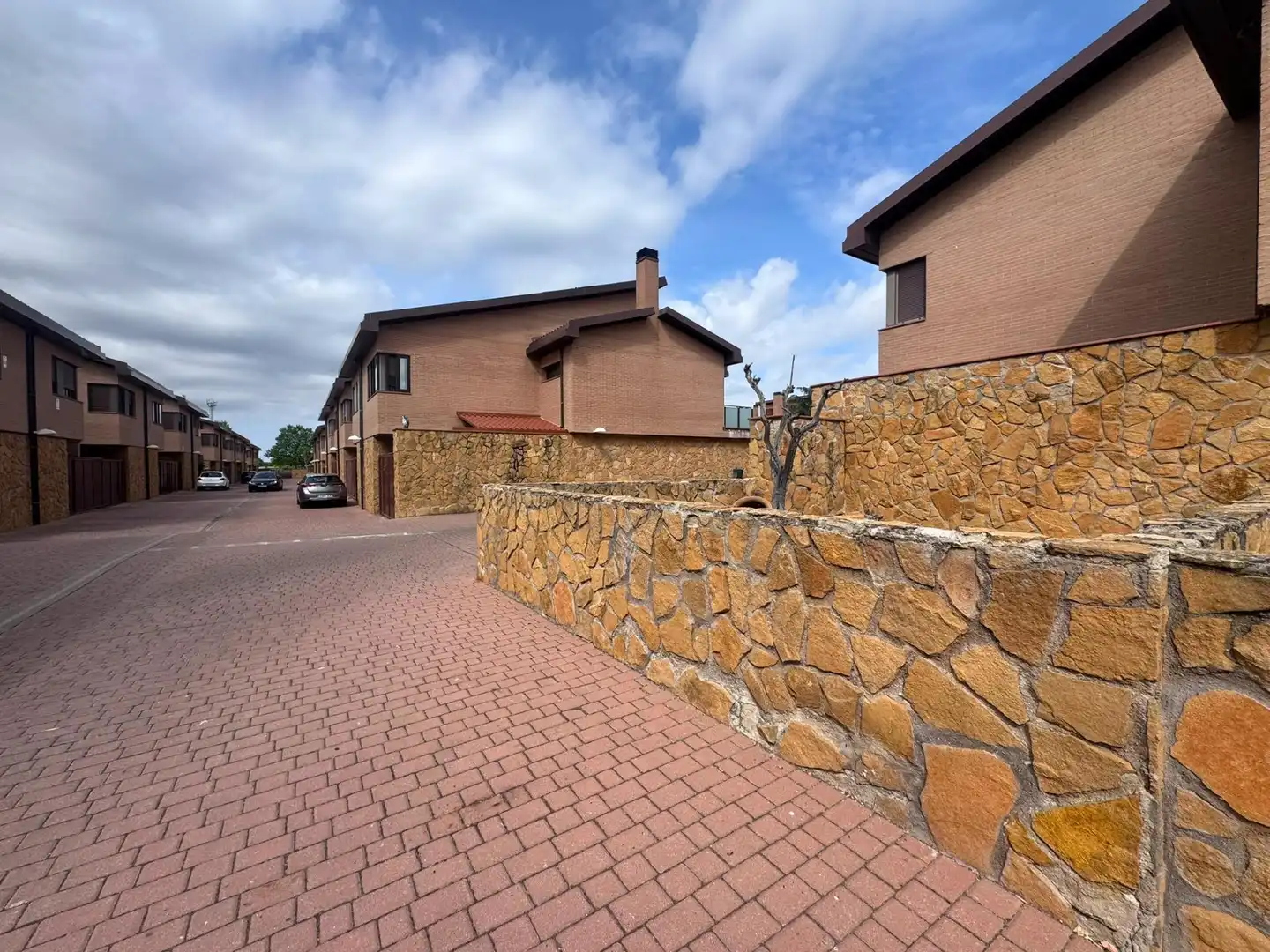 Vista exterior de Casa adosada en venta en Yebes con Calefacción, Balcón y Piscina comunitaria