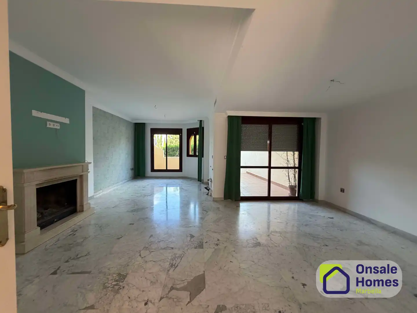 Sala de estar de Casa adosada en venta en Marbella con Aire acondicionado, Jardín privado y Terraza