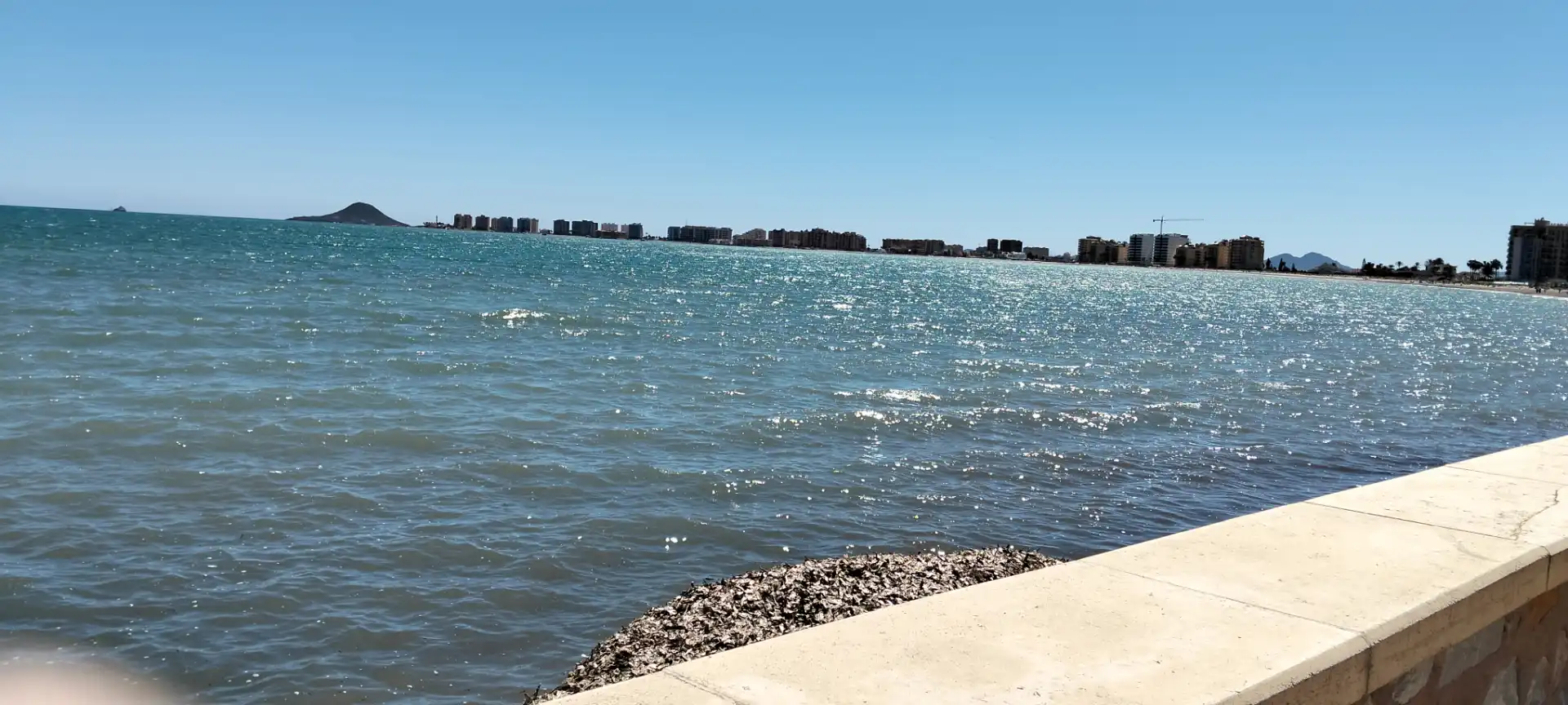 Außenansicht von Wohnung zum Verkauf in La Manga del Mar Menor mit Klimaanlage, Heizung und Privatgarten