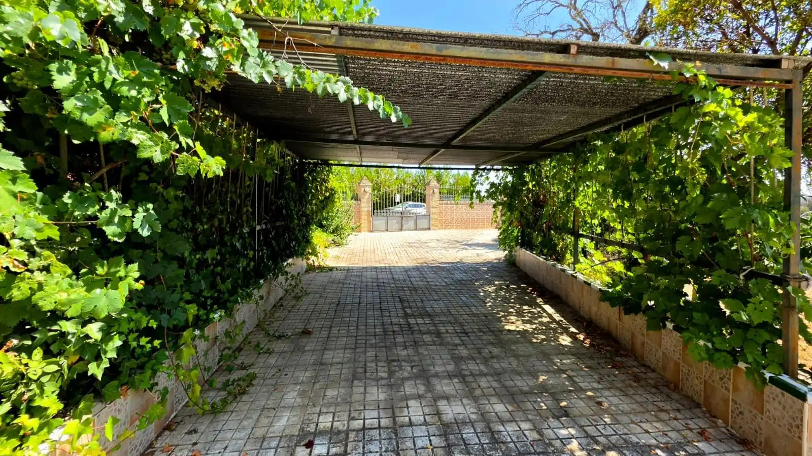 Aparcament de Casa o xalet en venda en Guillena amb Aire condicionat, Piscina i Moblat